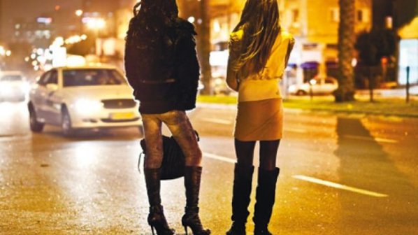 13-годишна проституира с леля си