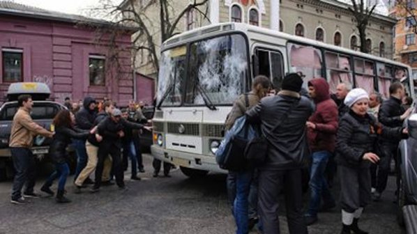 Десет автобуса с протестиращи са задържани в украинската Полтавска област
