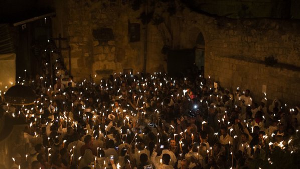 Благодатният огън привлече хиляди поклонници в Йерусалим (видео+галерия)