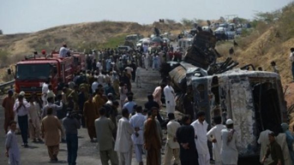 Десетки загинали при тежка катастрофа в Пакистан