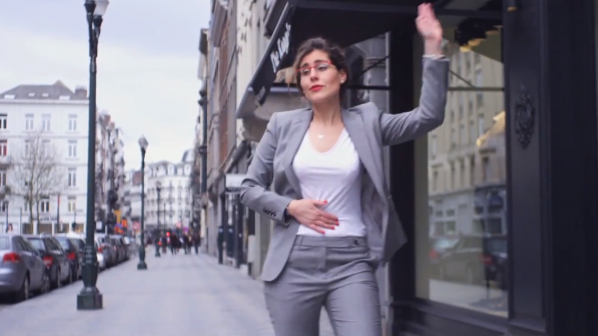 Евродепутати танцуват по улиците на Брюксел (видео)