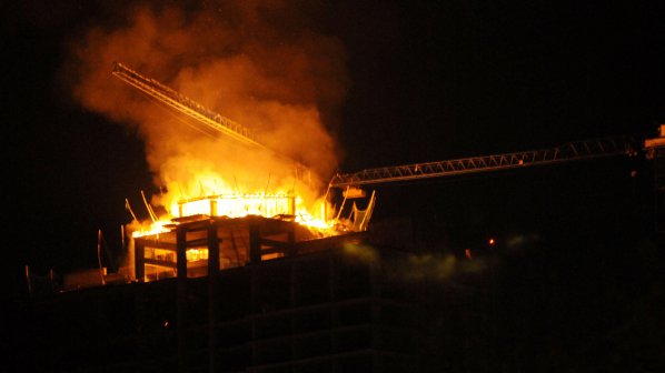 Голям пожар в центъра на София (видео+снимки)