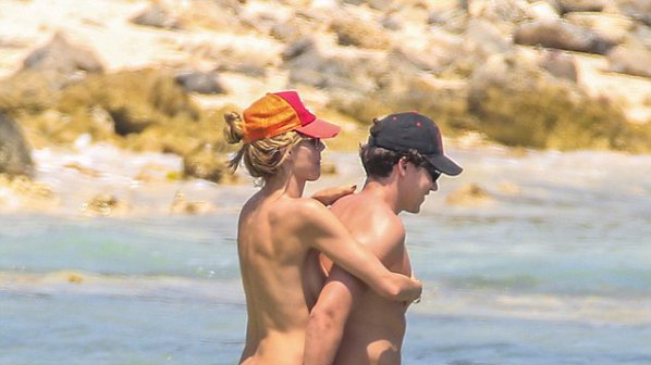 Хайди Клум се разхожда чисто гола по плажа (снимки)