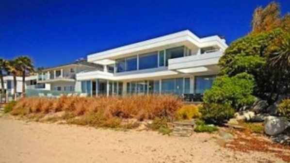 Милиардер продаде къща, защото мразел шума от океана