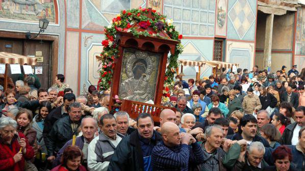 Богомолци от цялата страна участват в литийното шествие на Бачковския манастир