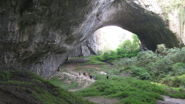 Деветашката пещера в топ 100 на туристическите обекти