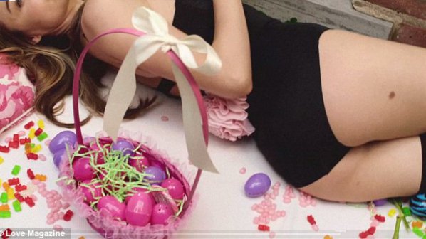 Миранда Кер се разголи за Великден (снимки)