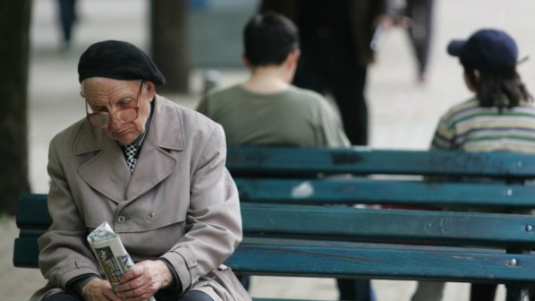 Хиляди българи чакат пенсиите си от Гърция