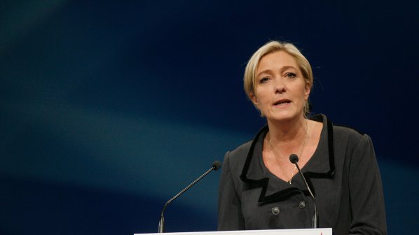 Крайната френска десница кове евроскептична група в ЕП
