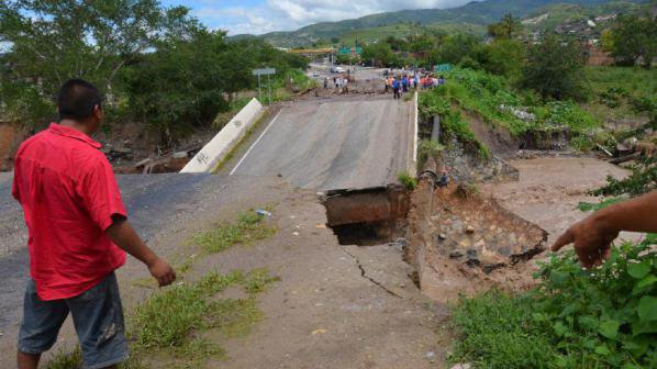 Над 50 души пострадаха при срутване на мост в Мексико
