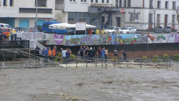 Река Осъм отнесе откритата сцена в Ловеч