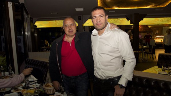Борисов се изфука във Фейсбук със снимки от рождения ден на Кобрата (снимки)