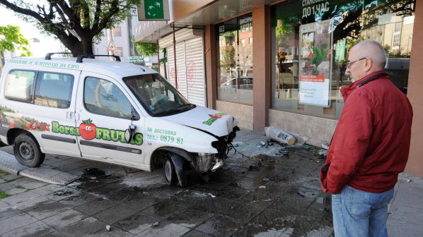 Кола се заби в банков клон в София (галерия)