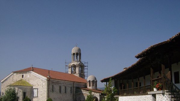 Мюсюлмани и християни търсят изцеление в манастира „Свети Георги” в Хаджидимово