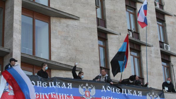 Проруските сепаратисти в Донецк ще обсъдят призива на Путин да отложат референдума
