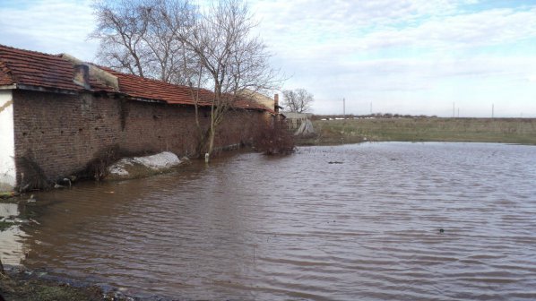 В село Девинци има наводнени къщи и дворове