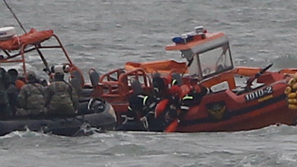 Водолаз загина докато издирва жертви на потъналия южнокорейски ферибот
