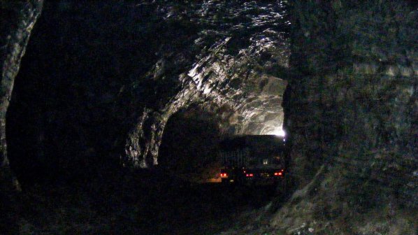 Близо 300 миньори затрупани под земята в Турция