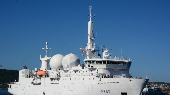 Френски военен кораб пристигна тайно във Варна (снимки)