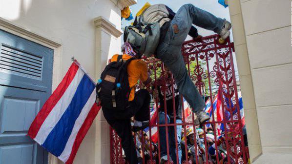 Премиерът на Тайланд избяга от заседание след щурм на протестиращи