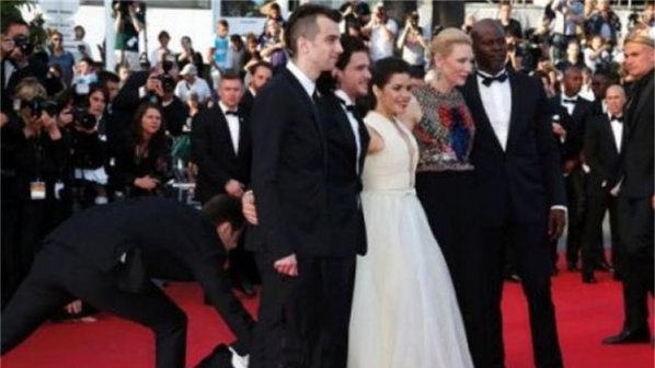 Репортер се завря под роклята на актриса в Кан (видео)