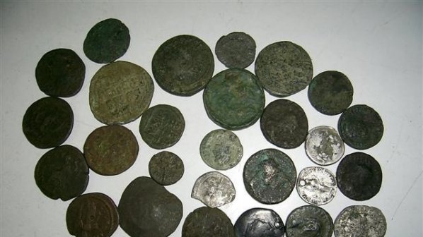 Спряха незаконен износ на 41 антикварни монети