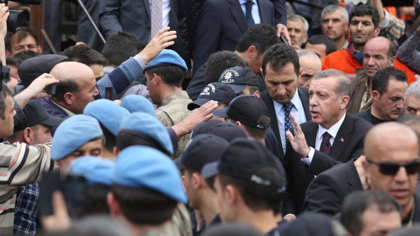 Турският премиер ударил протестиращ? (снимки+видео)