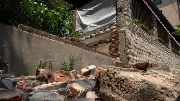 Улесняват събарянето на опасни постройки в София