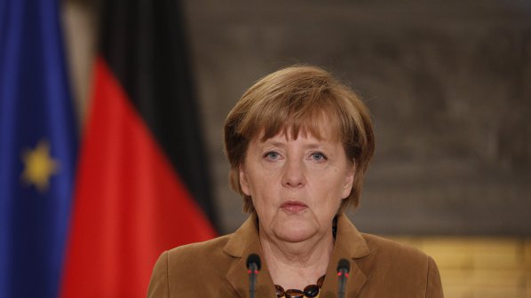 Меркел призова за диалог с Москва