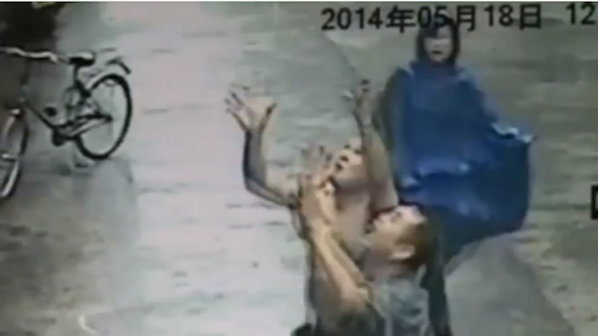 Мъж хвана падащо от прозорец бебе (видео)