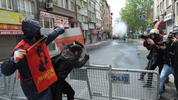 Мъж почина, след като беше ударен от граната в Истанбул