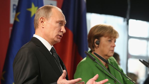 Путин и Меркел обсъдиха по телефона украинската криза