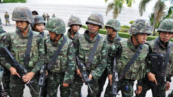 Военната хунта в Тайланд привиква сваленото от власт правителство