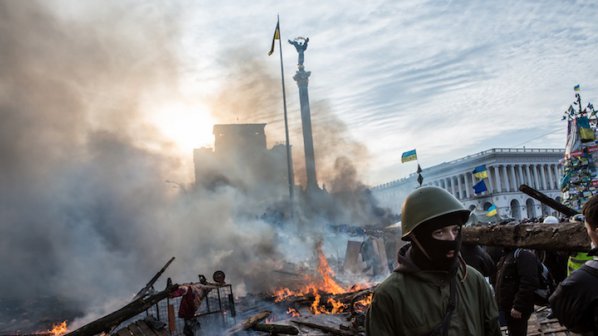 Протестиращи хвърлят коктейли „Молотов” на площад „Независимост” в Киев