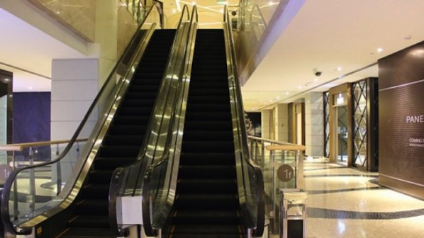 Тийнейджър падна от ескалатор в мол