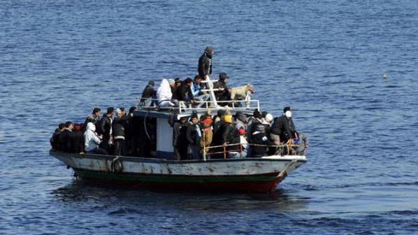 Задържаха яхта с 32-ма нелегални имигранти
