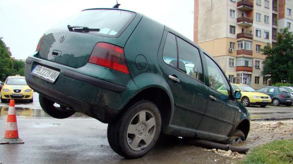 Кола пропадна в локва в Пловдив (снимки)