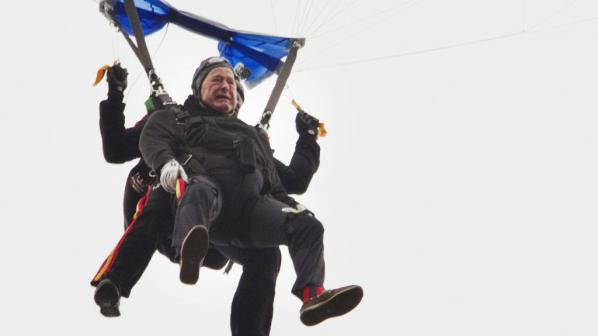 90-годишният Буш скочи с парашут (снимки)