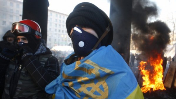 Гневна тълпа изпочупи посолството на Русия в Украйна