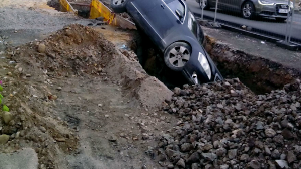 Кола пропадна в голяма дупка на пътя (снимка)