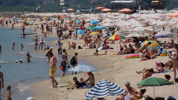 Плажът във Варна се напълни (снимки)
