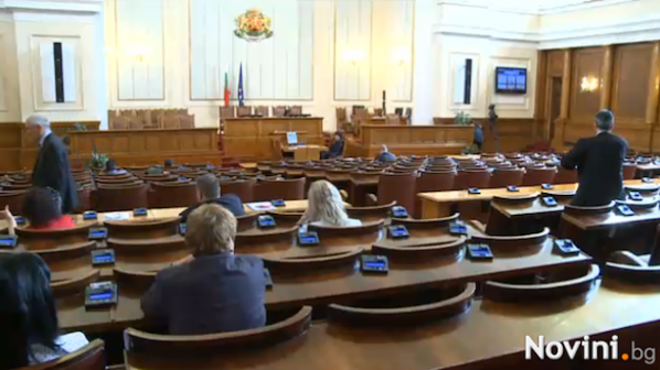 Депутатите преминават към гласуване вота на недоверие (видео)