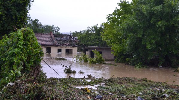 Бедствие и в Дряново, наводнени са къщи, фабрики, хотели и стадиони