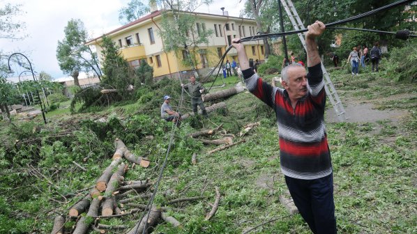 ЧЕЗ затруднен с възстановяването на тока в бедстващата община Чавдар
