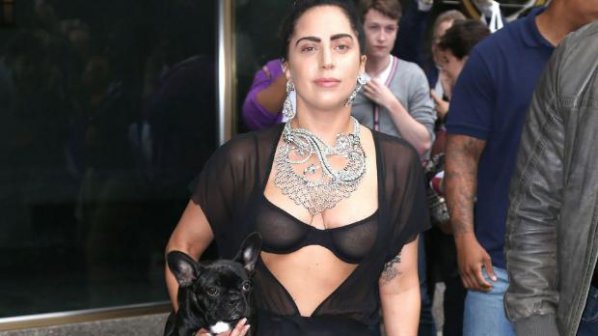 Лейди Гага се разходи по бельо в Ню Йорк