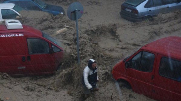 Перник изпрати експерти по бедствията във Варна