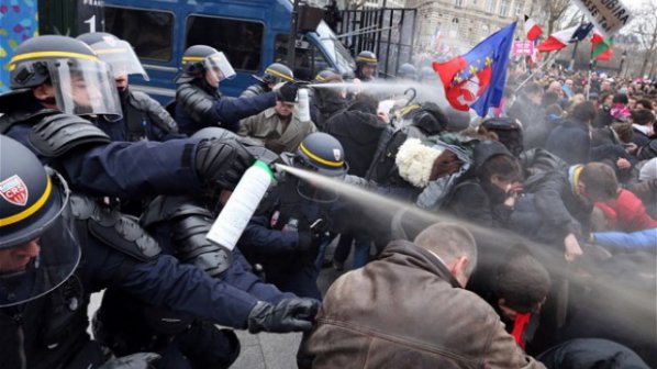 Полицаи и стачници от железниците влязоха в схватка в Париж