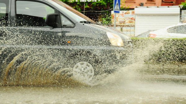 Пороен дъжд затруднява движението във Варна