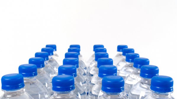 Учени: Водата в пластмасовите бутилки съдържа 25 000 химикала