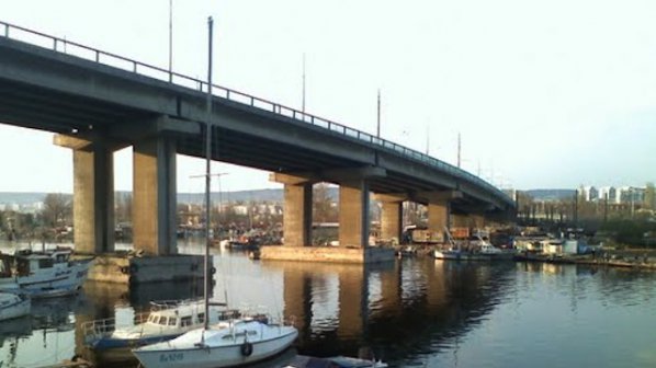 Затвориха Аспарухов мост, поради опасност от срутване